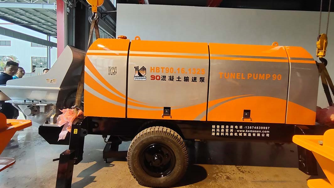 河北地區(qū)科瑪森90泵大顆?；炷粮邔訚仓F(xiàn)場：快速輸送，高效使用