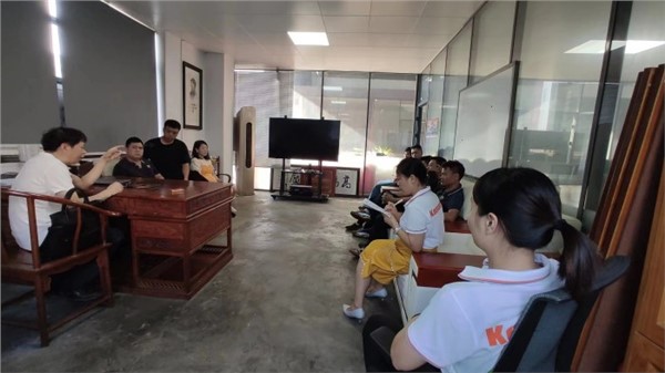 科瑪森公司召開(kāi)生產(chǎn)會(huì)議，落實(shí)生產(chǎn)責(zé)任制，保障高效生產(chǎn)