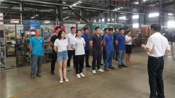 忙碌的車(chē)間承載著美好的夢(mèng)想，心向遠(yuǎn)方，勇創(chuàng)輝煌