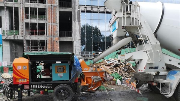 【地坪施工】科瑪森50型細(xì)石混凝土泵在合肥發(fā)揮重要作用