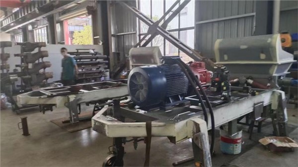 科瑪森車間60泵，電機(jī)2臺(tái)，柴油1臺(tái)，3臺(tái)大泵同步裝配進(jìn)行時(shí)